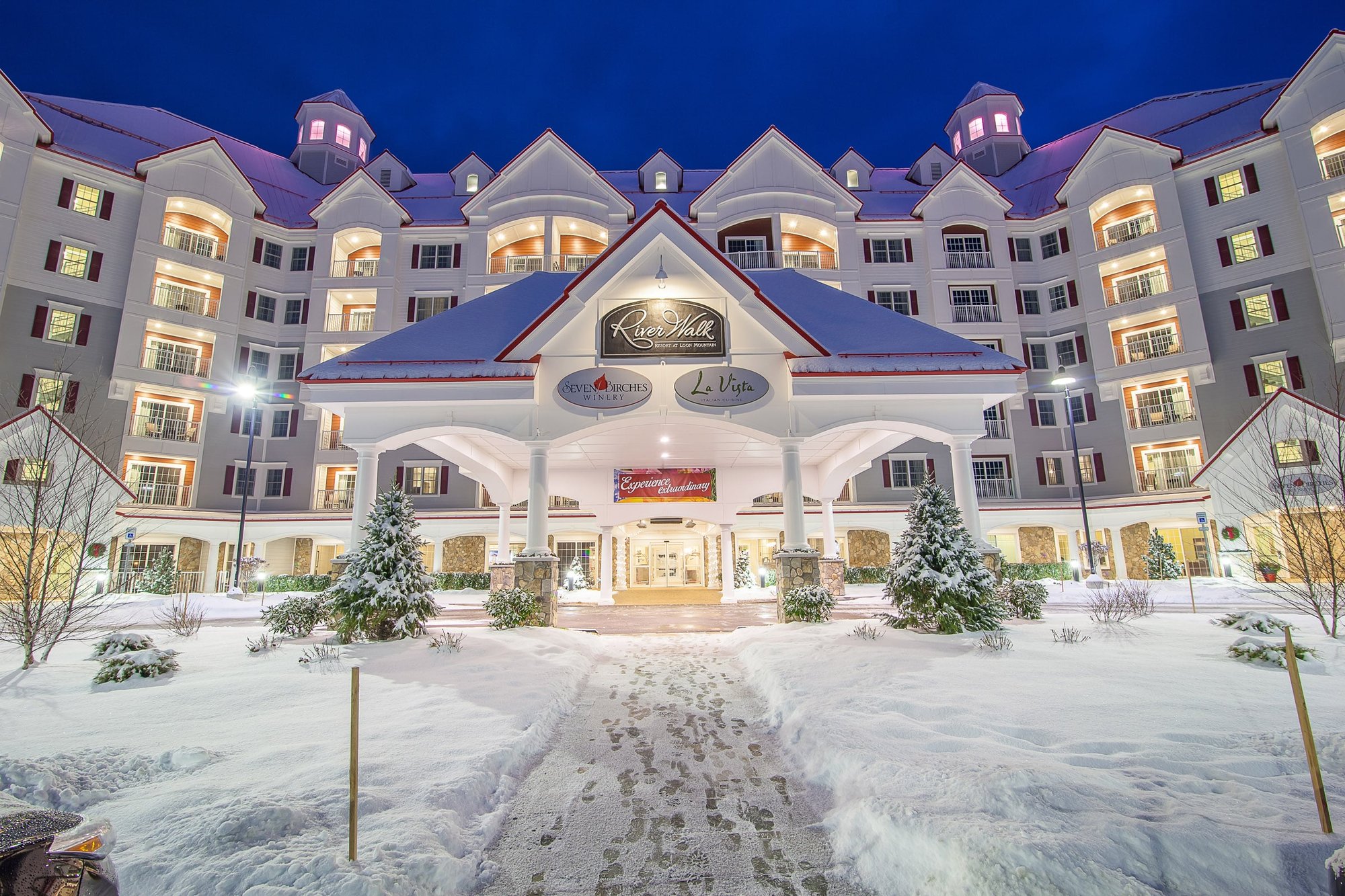 RiverWalk Resort at Loon Mountain on a winter evening
